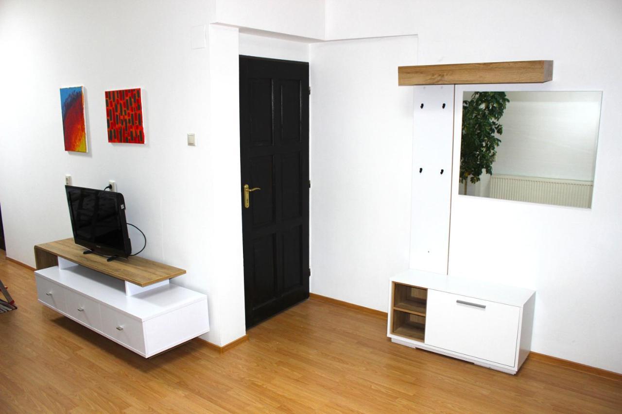 Krasny Priestranny Slnecny Apartman V Centre Mesta เตร็นชีน ภายนอก รูปภาพ