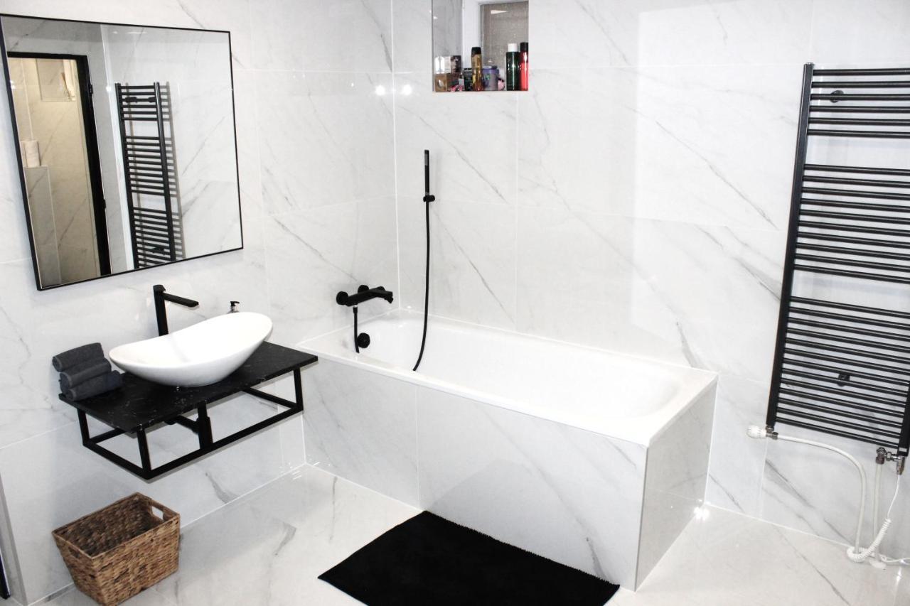 Krasny Priestranny Slnecny Apartman V Centre Mesta เตร็นชีน ภายนอก รูปภาพ